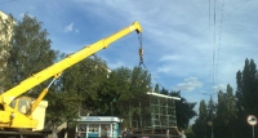 В Липецке сносят незаконно установленные павильоны для торговли бахчевыми культурами