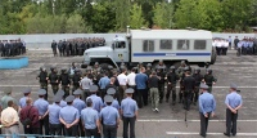 Полиция охраняет детей