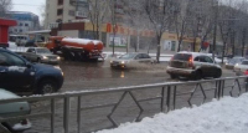 Паводковая вода скрывает ямы на дорогах