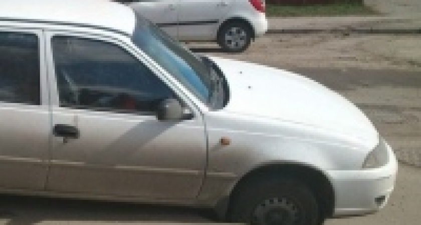 На улице Доватора под асфальт провалилась машина