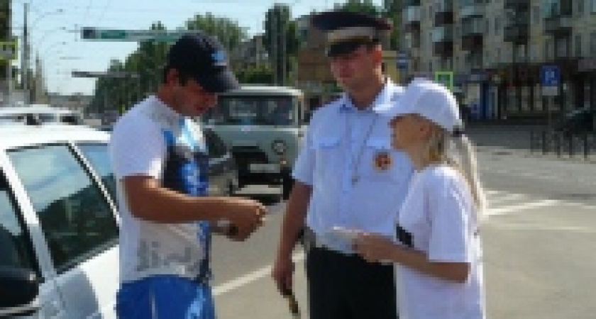 200 законопослушных водителей получили в подарок билеты в кино