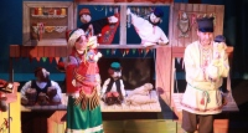 Для детей из Амурской области показали спектакль и научили лепить из глины