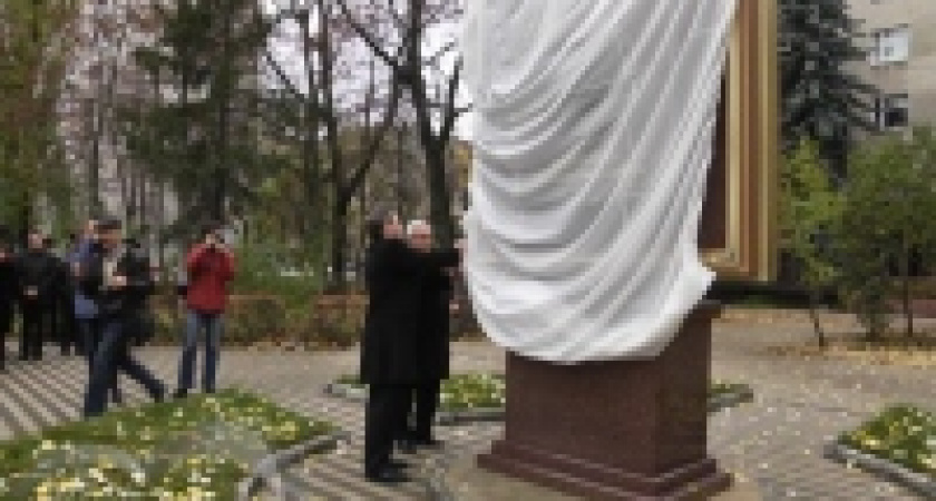 В Липецке открыли памятный знак экс-губернатору региона Михаилу Наролину