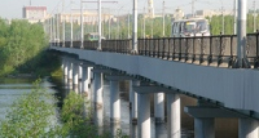 Петровский мост остался без дорожных знаков