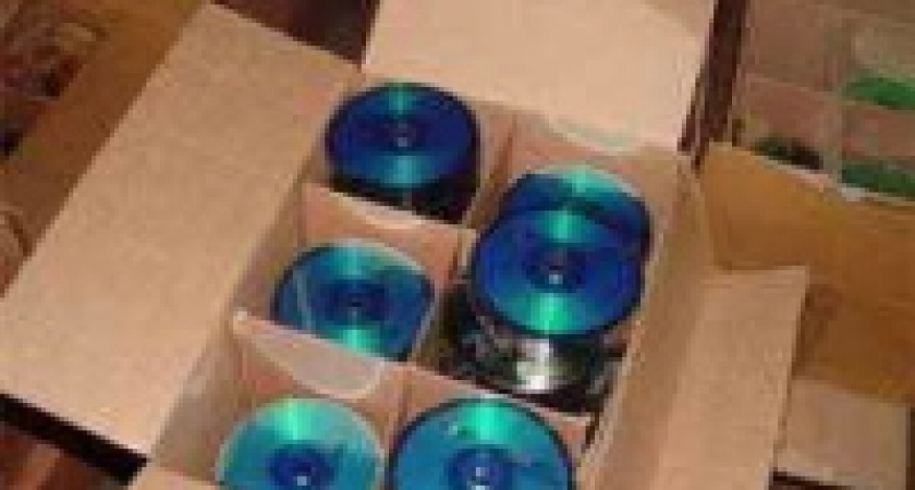 «Пиратские» диски уничтожил бульдозер