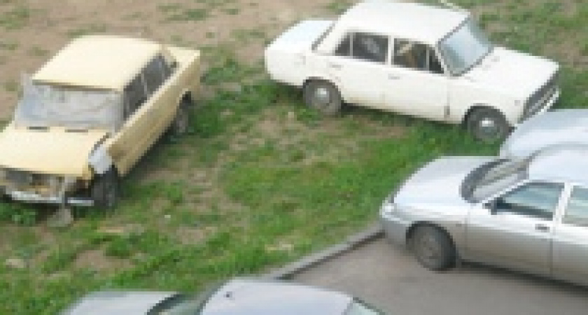 За стоянку на газонах в Липецке штрафуют... иногда