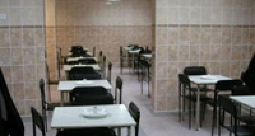 Контингент психинтерната кормили просроченными продуктами