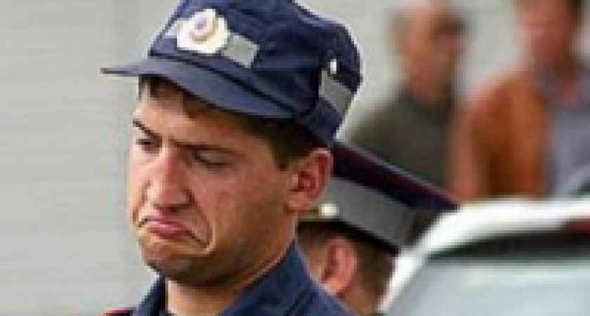 Гаишник за рулем машины с «липовым» номером