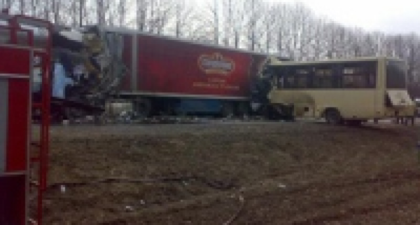 Грузовик столкнулся с рейсовым автобусом