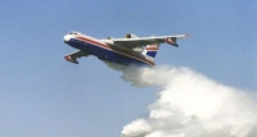 Пожары в Добровских лесах тушит самолет-амфибия 