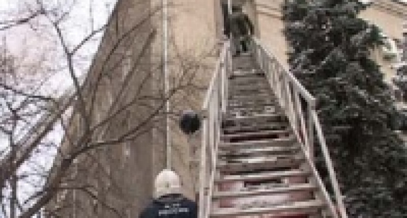 Пожарные учились тушить здание УВД 
