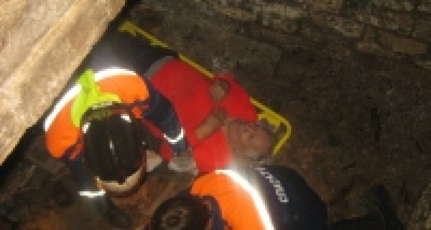 Неподалеку от Липецка спасатели достали из подземелья старика 