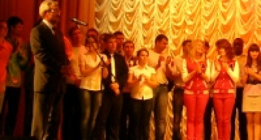 Михаил Гулевский вручил липецким КВНщикам сертификат на 50 тысяч рублей