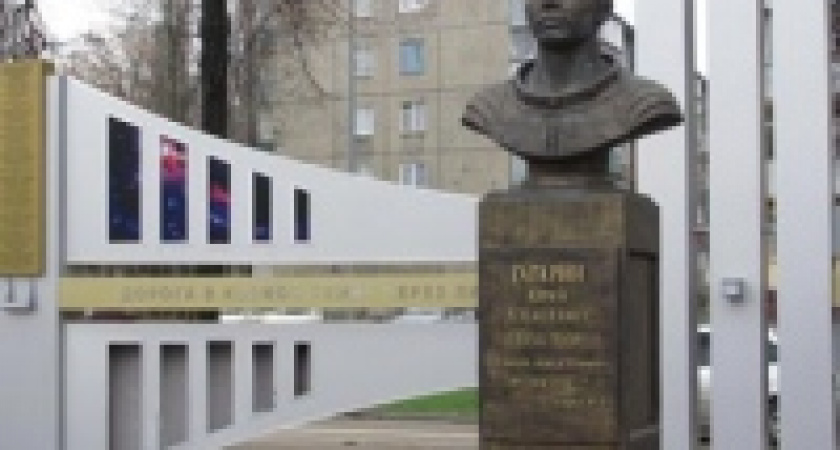 Стела возле памятника Гагарину восстановлена 