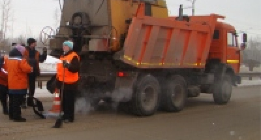 В Липецке продолжается аварийный ремонт дорог 