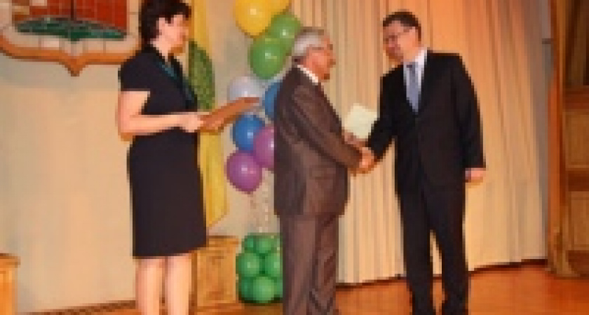 Лучшим учителям города вручили заслуженные награды