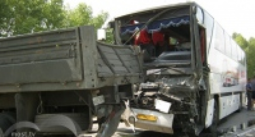 В Липецкой области пассажирский автобус столкнулся с грузовиком