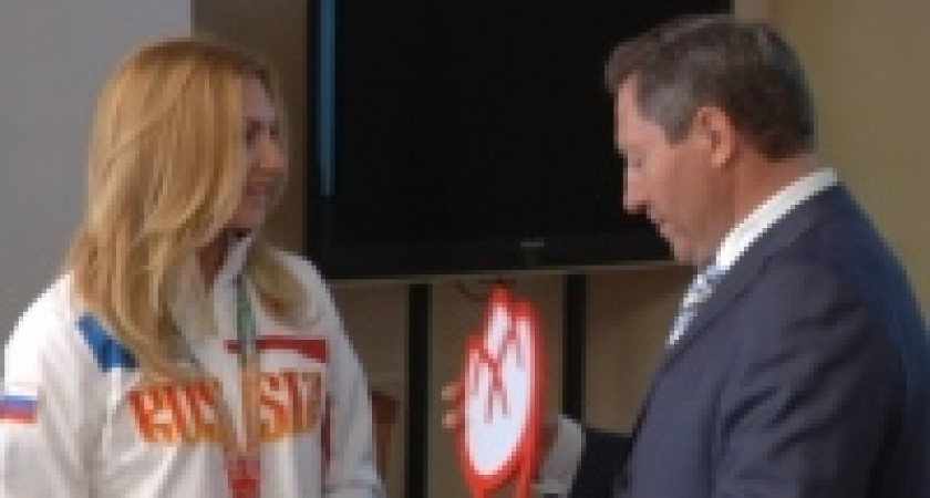 Липецкие участники Универсиады подарили руководителям региона сувениры