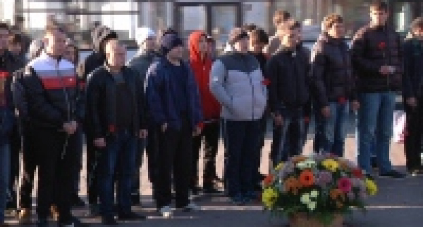 30 призывников Липецка отправились в Сухопутные и Космические войска