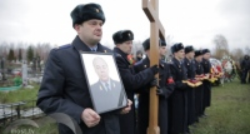 Прах генерала ФСБ Александра Антонова предали земле на Косыревском кладбище Липецка