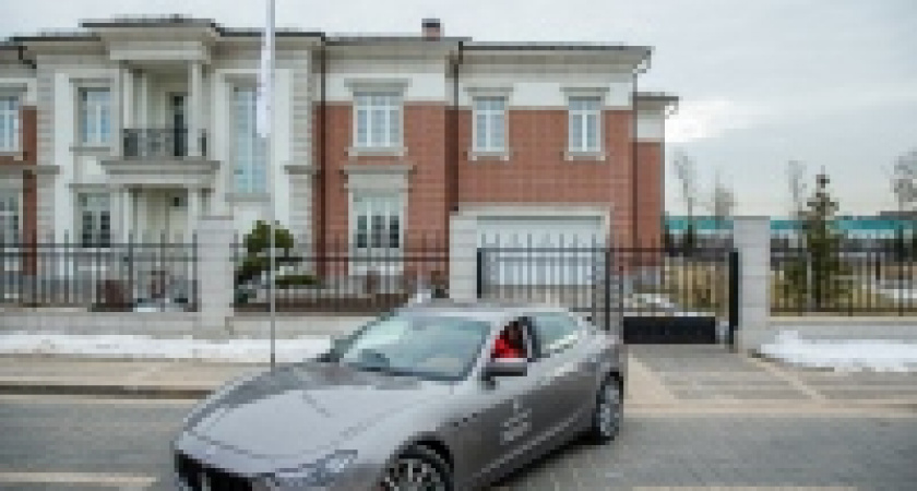 Двойная роскошь. К коттеджам на Рублевке теперь дарят роскошные спорткары