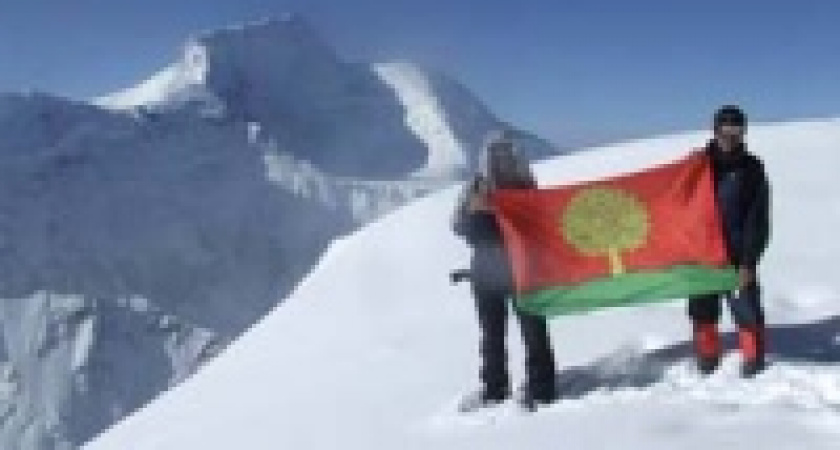 Флаг Липецкой области над Памиром