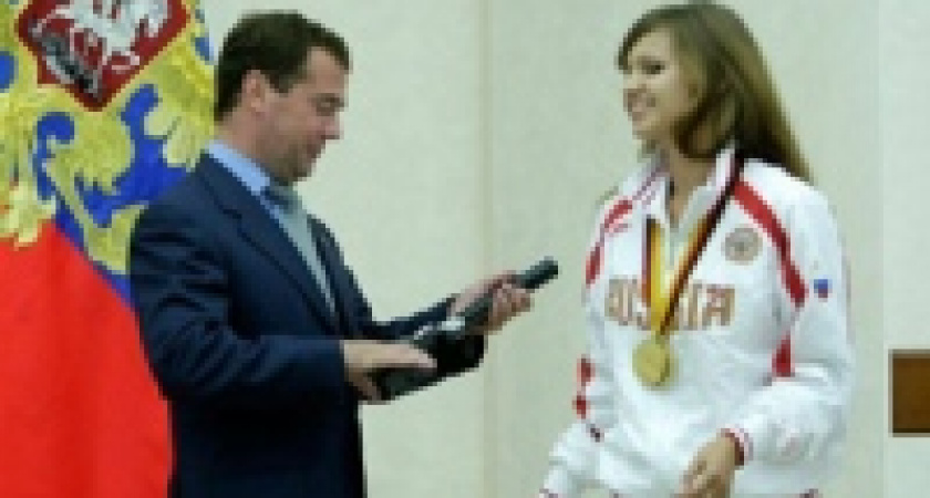 Спортсменка из Липецка подарила пистолет президенту России 