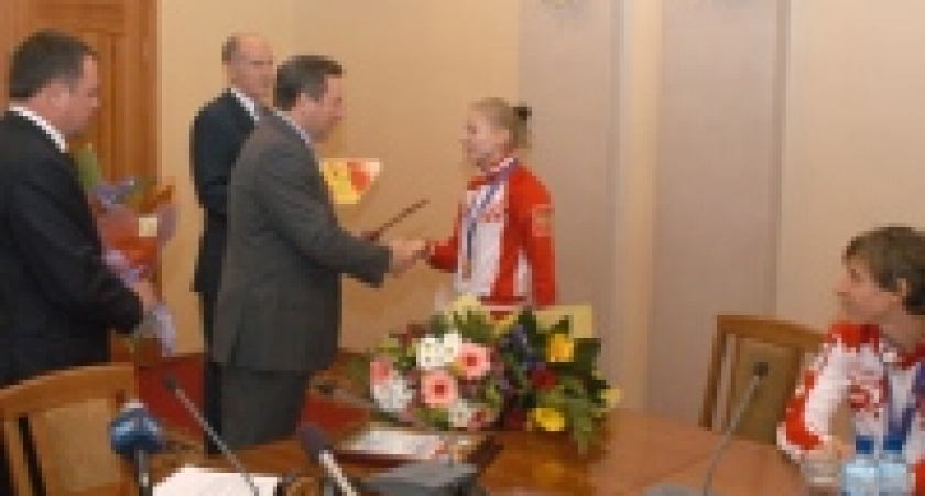 Юных олимпийцев наградили деньгами 