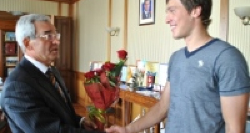 Михаил Гулевский поздравил Владимира Дятчина с победой