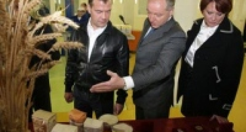 Медведев сделал еще одну попытку проверить цены и заехал в первый попавшийся магазин в Воронеже