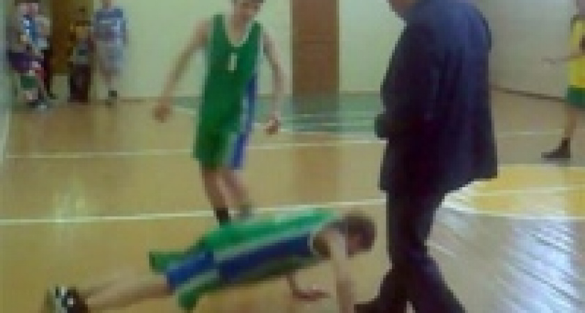 Чиновник воюет с интернетом: там лежит видео, как школьники целуют ему ноги