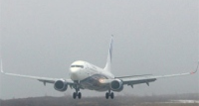 В Норильске экстренно сел Boeing-737 - в воздухе у него лопнуло лобовое стекло