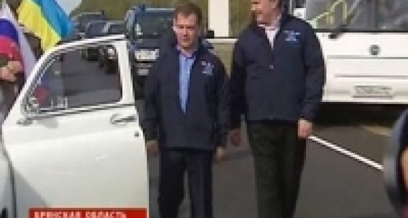 Медведев и Янукович подключились к автопробегу: оба на &laquo;Победах&raquo;