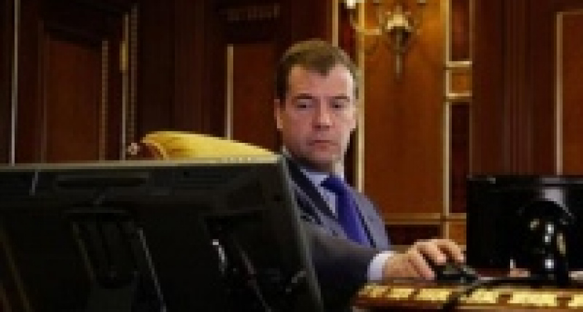 Медведев: За проволочки и отписки чиновников надо наказывать