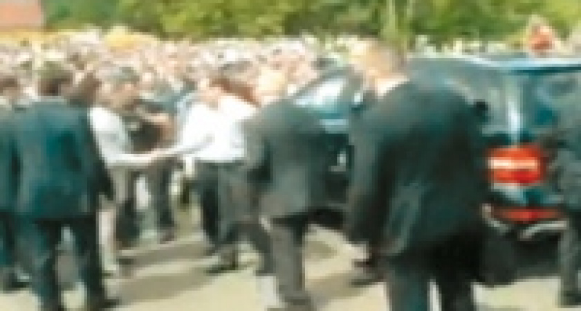 Джип Медведева чуть не врезался в толпу людей 