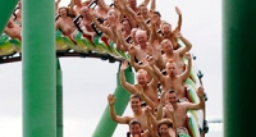 В Англии устроили рекордный &laquo;голый заезд&raquo; на американских горках