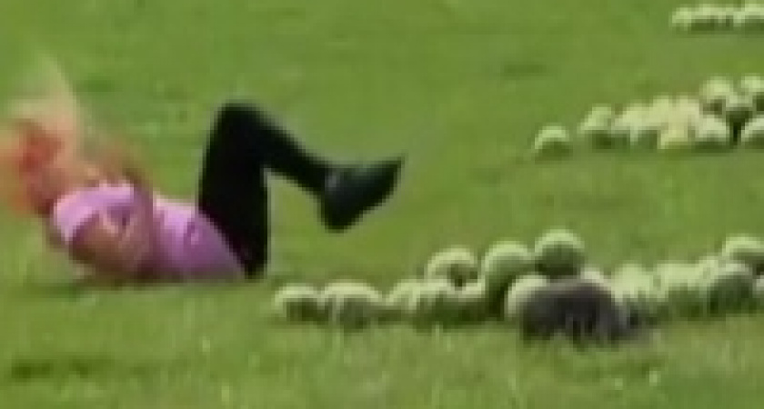 Курьез на съемках реалити-шоу: участница получила в лицо арбузом из катапульты