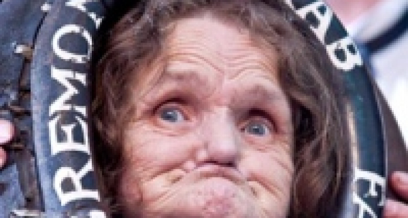 Чемпионка мира по гримасам упала в обморок, когда ее признали лучшей