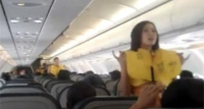 Филиппинские стюардессы стали звездами интернета: они учат безопасности под музыку Lady Gaga
