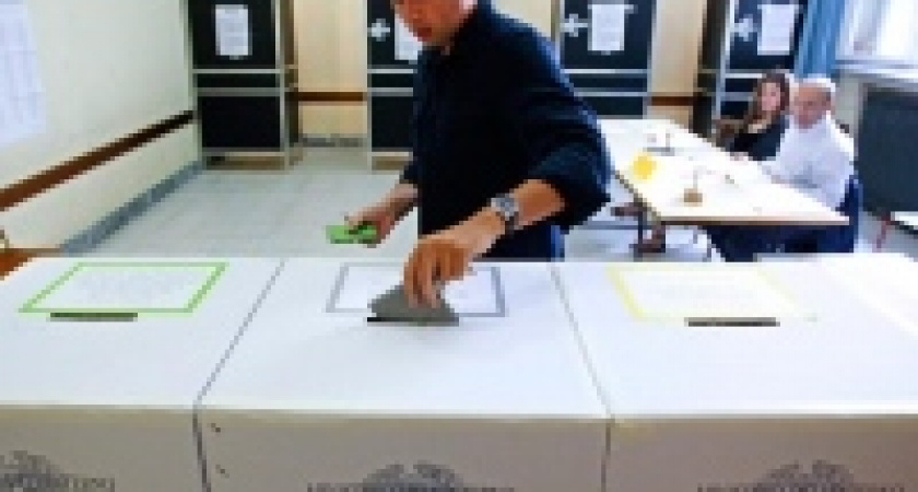 Итальянцы на референдуме отвергли реформы Берлускони и лишили его неприкосновенности