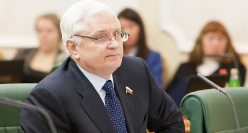 Сенатор от Липецкой области предложил увеличить максимальный возраст чиновников до 70 лет