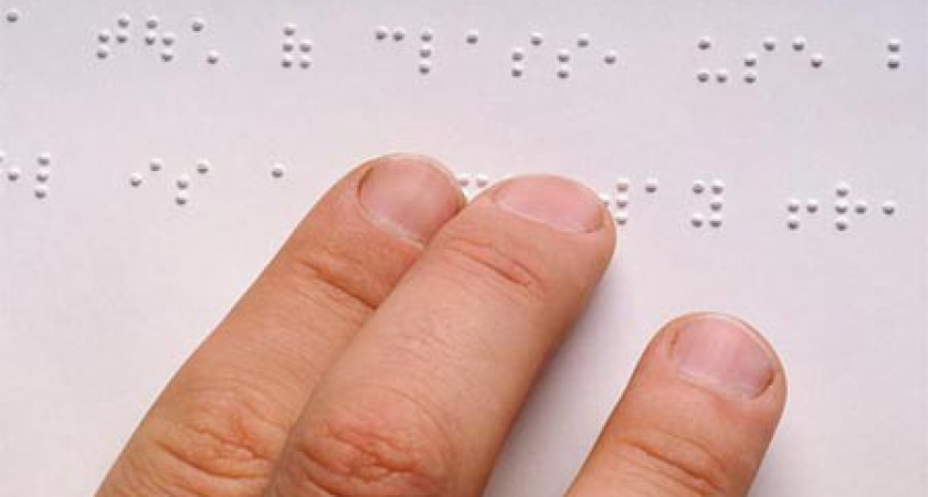 Слабовидящим липчанам помогают проголосовать сопровождающие их лица