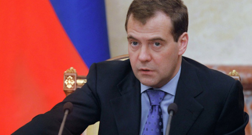 Дмитрий Медведев в Липецке пил чай с пенсионерами и ходил по аптекам