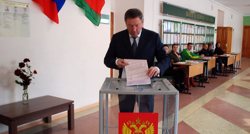 Липецкий губернатор пришел на выборы со своей супругой