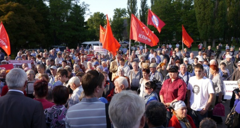 Липецкие коммунисты спустя почти год собрали подписи для отставки губернатора Олега Королева