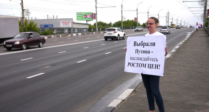 Коммунисты протестуют по одиночке против повышения цен на бензин