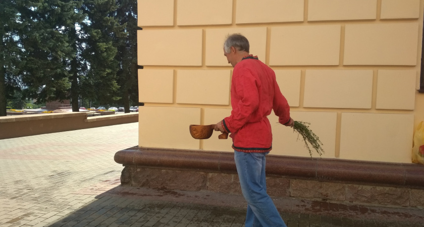Липецкий общественник «освятил» здание областной Администрации, изгоняя из него бесов