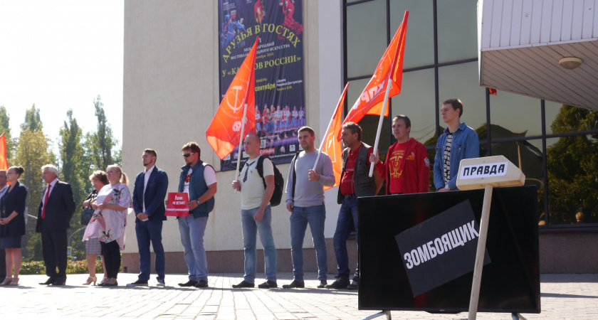 Липецкий коммунист разбил «зомбоящик» молотом «правда» на митинге против пенсионной реформы