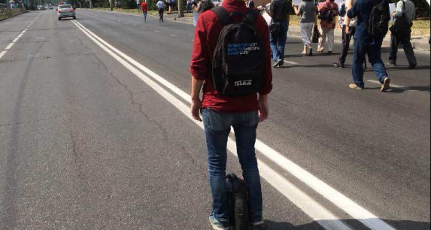 Депутат-бунтарь липецкого облсовета Олег Хомутинников зовет губернатора покататься на моноколесе