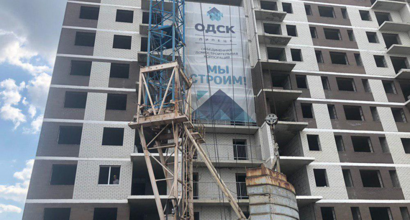 В проблемном доме в микрорайоне «Европейский» началось остекление оконных проёмов